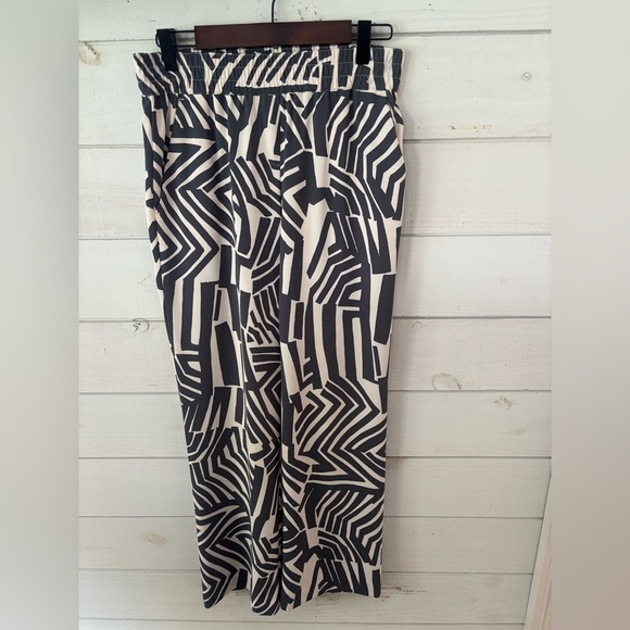 LOFT Ann Taylor  Geometric Palazzo Pants. Two front pockets, two back pockets. - Picture 3 of 15